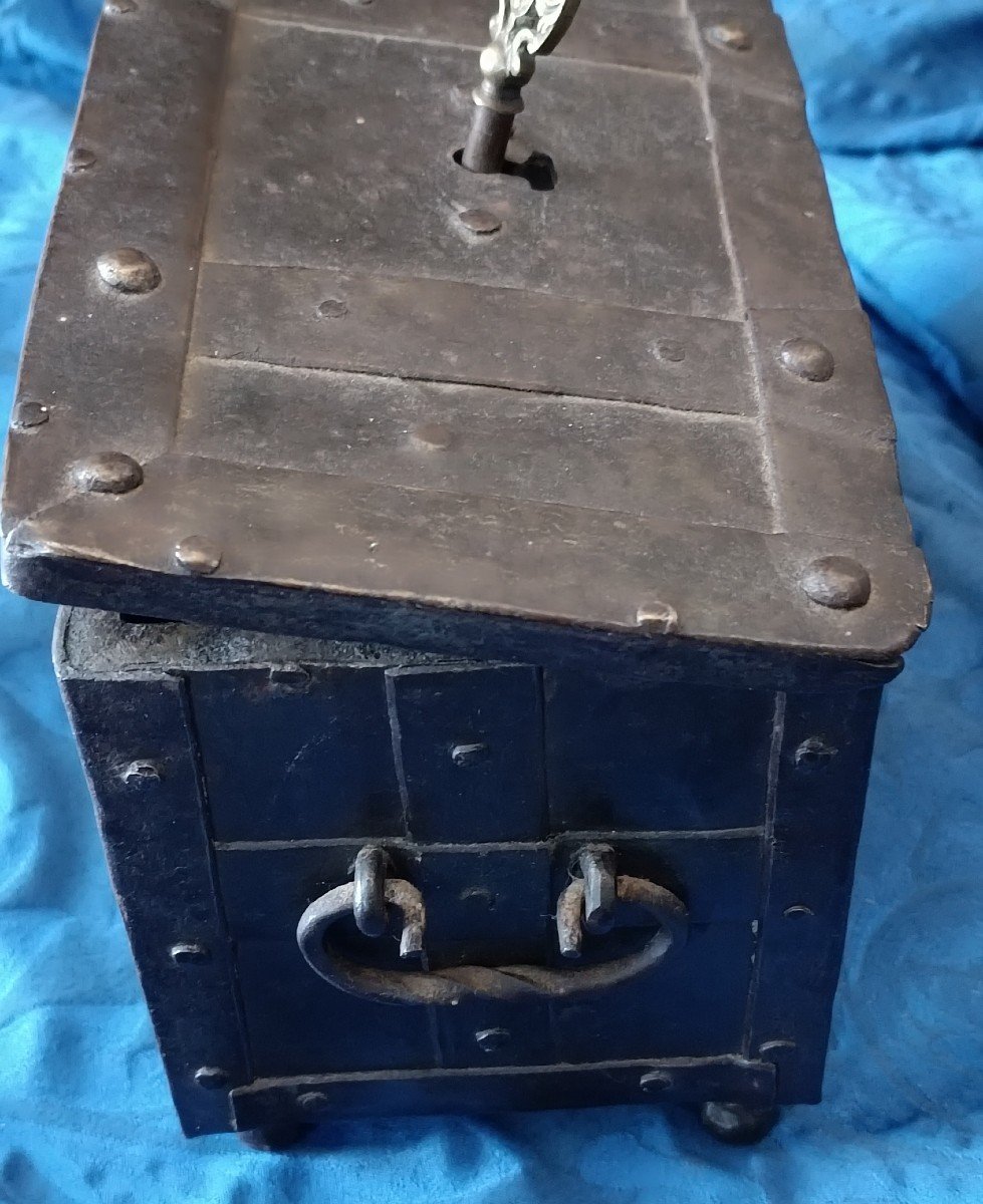 Small Corsair Chest, 17th Century-photo-6