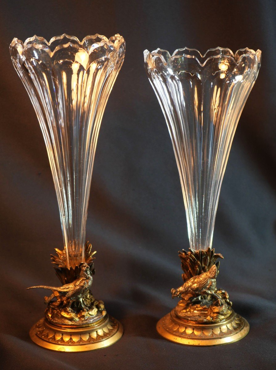 Paire De Cornets Hauts En Cristal Avec Piétement En Bronze Représentant Coq Et Poule De Bruyère