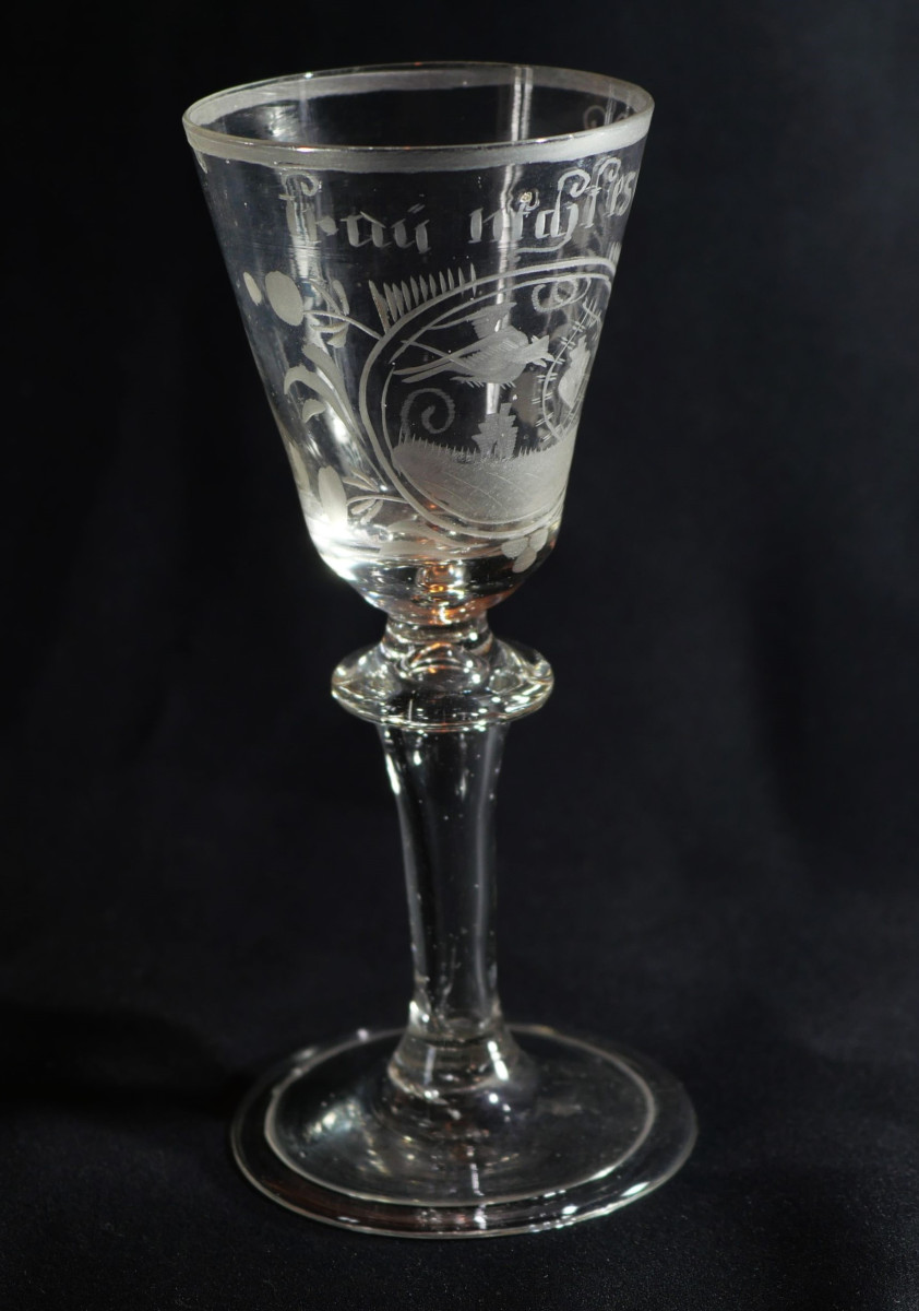 Verre Allemand  Gravé à La Roue Oiseau Tenant Un Cœur Brisé Inscription XVIIIe Sbx25all001