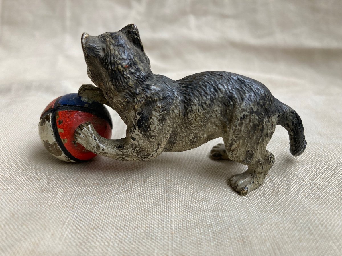 Vienne’bronze: Cat Playing With A Ball-photo-2