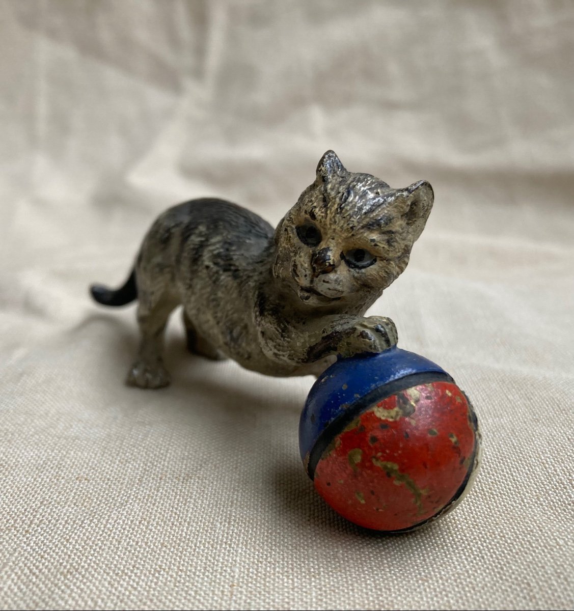 Vienne’bronze: Cat Playing With A Ball-photo-3