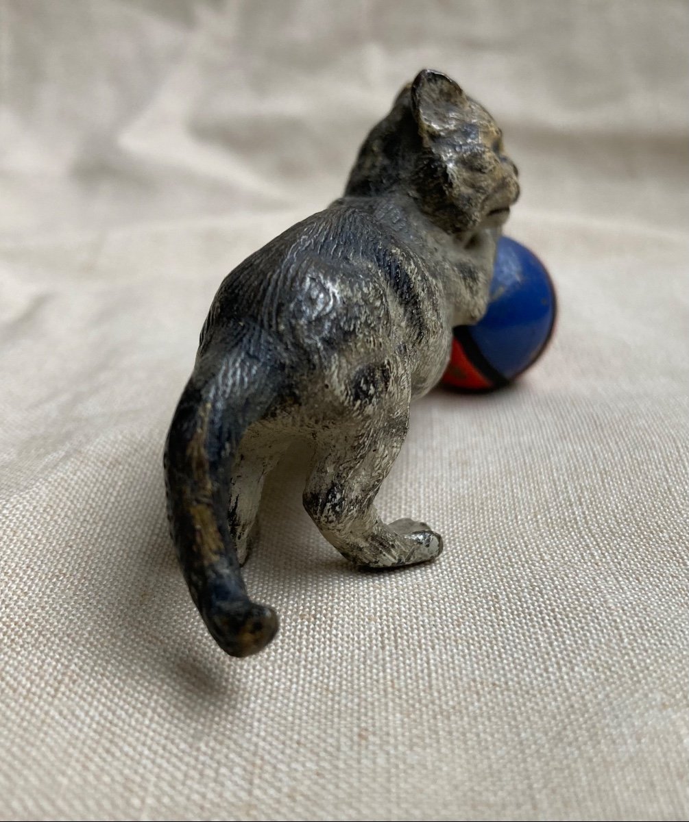 Vienne’bronze: Cat Playing With A Ball-photo-4