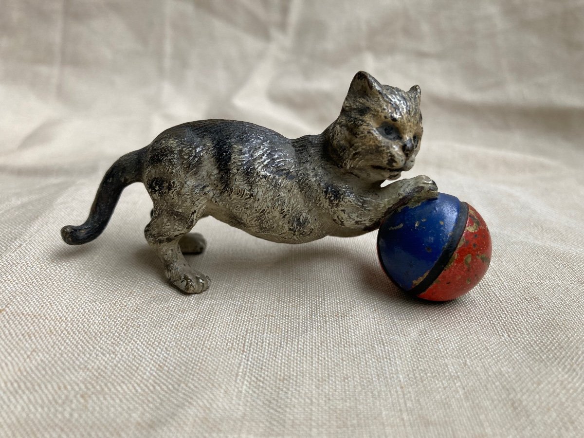 Vienne’bronze: Cat Playing With A Ball