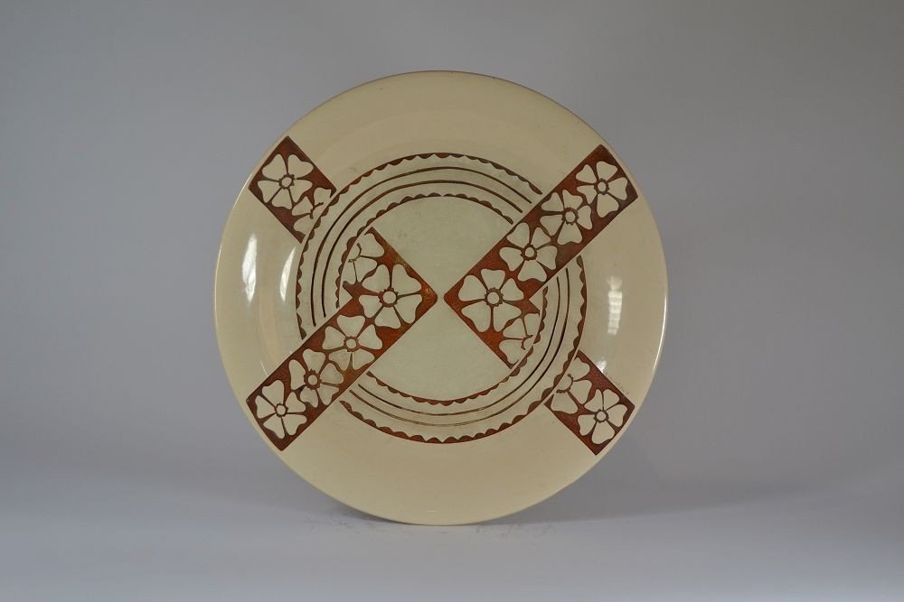 Roger Mequinion. Plat Blanc. Motif Géométriques Avec Des Fleurs.