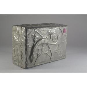 Arts And Crafts Art Nouveau Pewter Box With Chameleon.