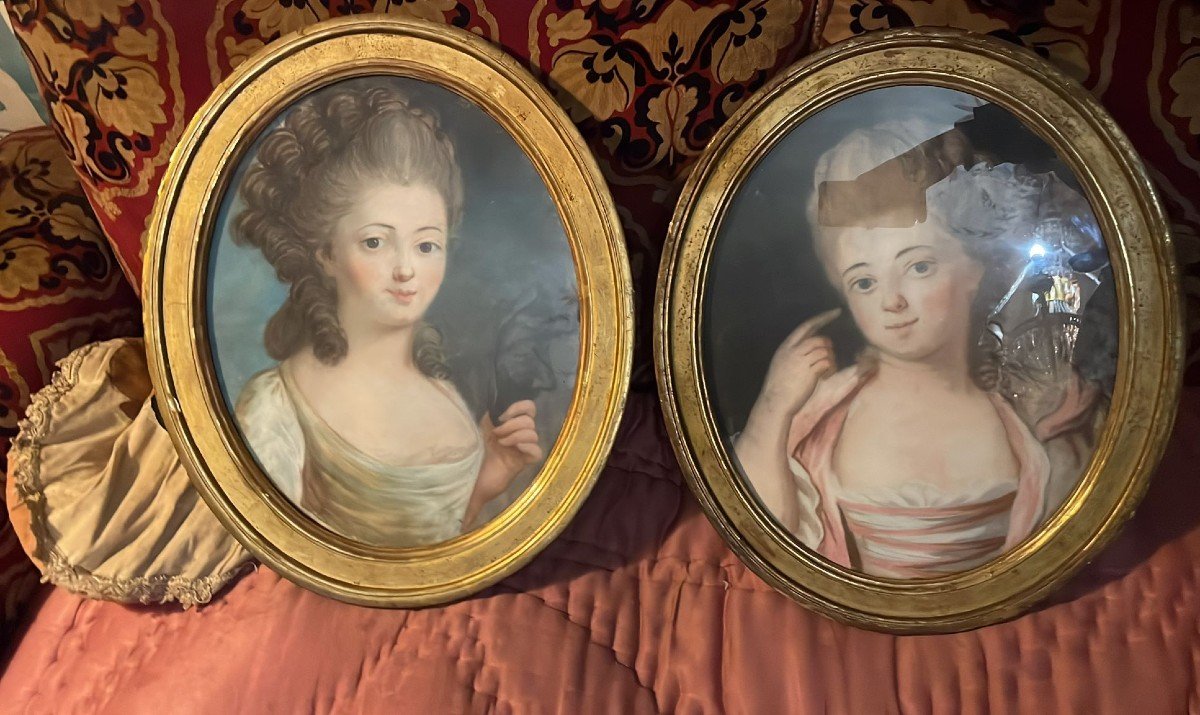 Paire de pastels et leurs cadres raffigurant deux jeunes dames. Période Louis XVI