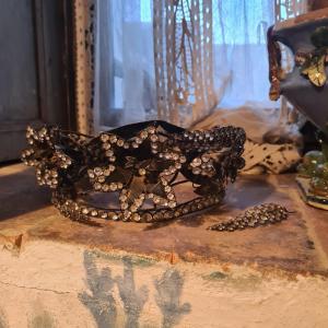 Couronne De Sainte En Métal Et Strass