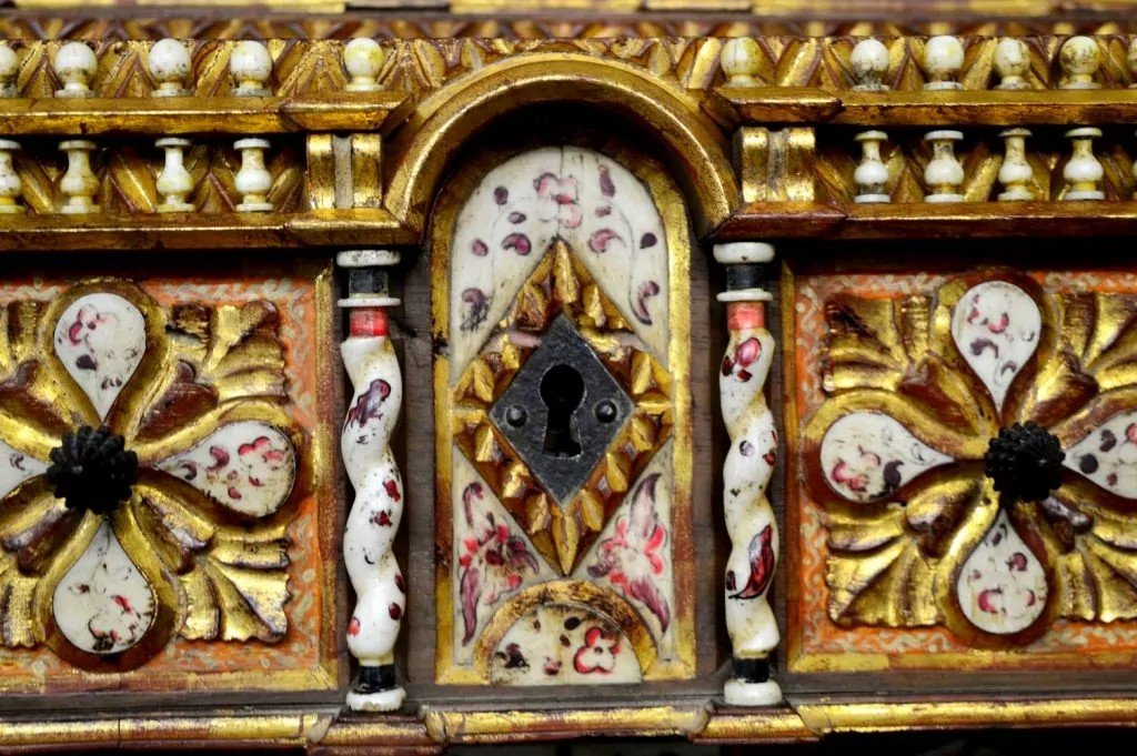 Bargueño Salmantino - 20th Century - Walnut, Polychrome Bone, And 24 Carat Gold Leaf-photo-4