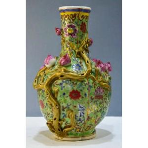 Ancien Vase Chinois En Porcelaine De La Famille Rose Et Terre Jaune