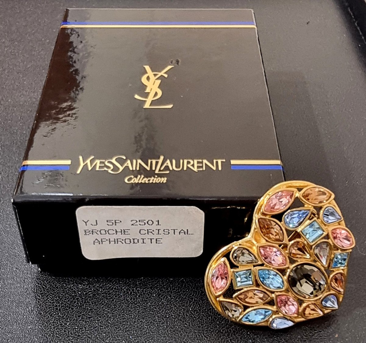 YSL Yves Saint Laurent Broche Pendentif Coeur Modèle Aphrodite Dorée & Cristal Couleurs -photo-4