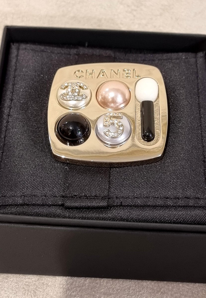 Chanel Broche Palette 