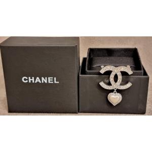 Chanel Cc Crystal And Heart Baroque Pearl Brooch 