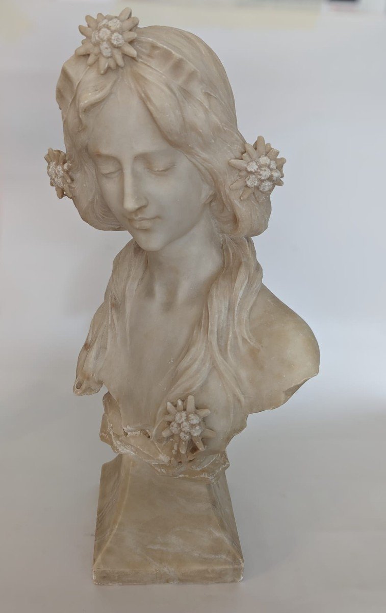 école Française Vers 1900, Buste De Femme Aux Edelweiss, Buste Et Socle En Albâtre -photo-2