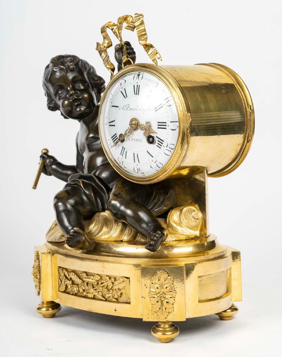 BEURDELEY Fils, à Paris- Pendule en bronze doré et patiné au Putto Tambourinaire, circa 1880-photo-1