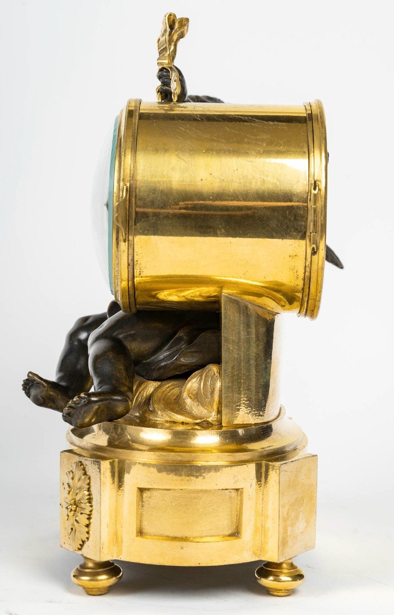 BEURDELEY Fils, à Paris- Pendule en bronze doré et patiné au Putto Tambourinaire, circa 1880-photo-2