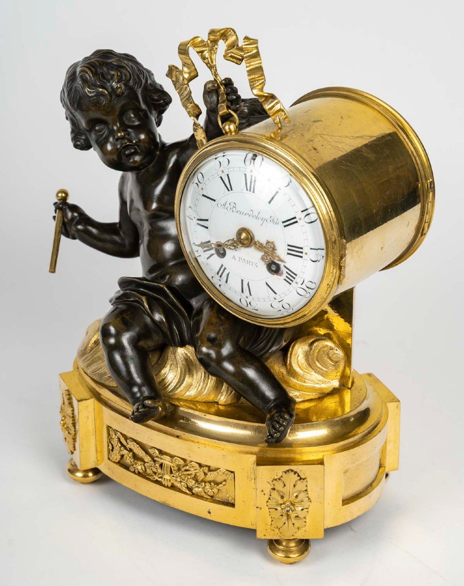 BEURDELEY Fils, à Paris- Pendule en bronze doré et patiné au Putto Tambourinaire, circa 1880-photo-4