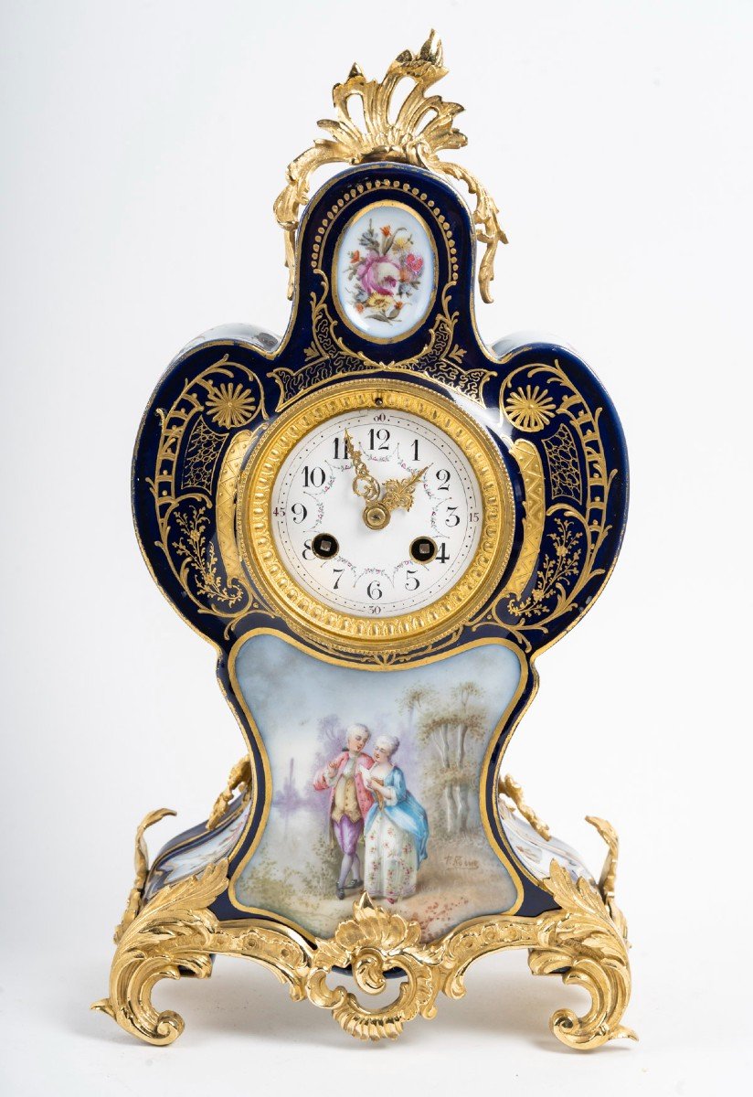 Fantaisie Galante Pour Cartel à Poser Néo Rococo En Porcelaine Et Bronze Doré. Circa 1890