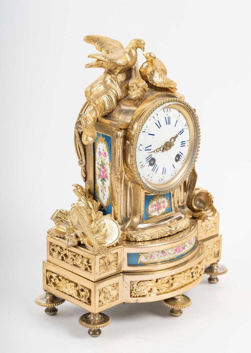 Pendule De Style Louis XVI  Dite De "fiançailles" En Bronze Doré Et Porcelaine, Circa 1860