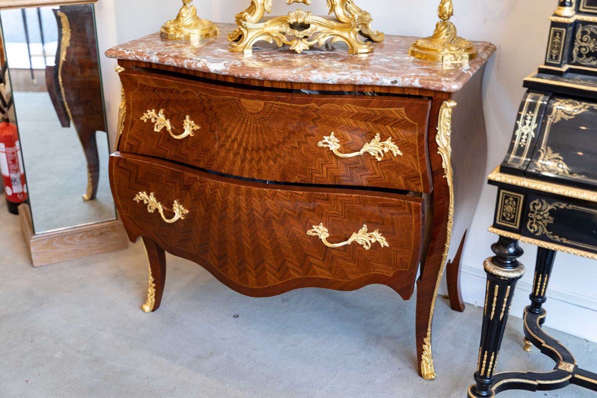 Commode De Style Louis XV à Beau Décor Rayonnant Marqueté De Chevrons. Travail Parisien XIX.-photo-2