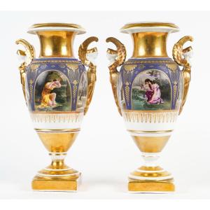 Paris (porcelaine De)-paire De Vases d'Ornement Aux Sphinges Ailées d'Epoque Restauration;