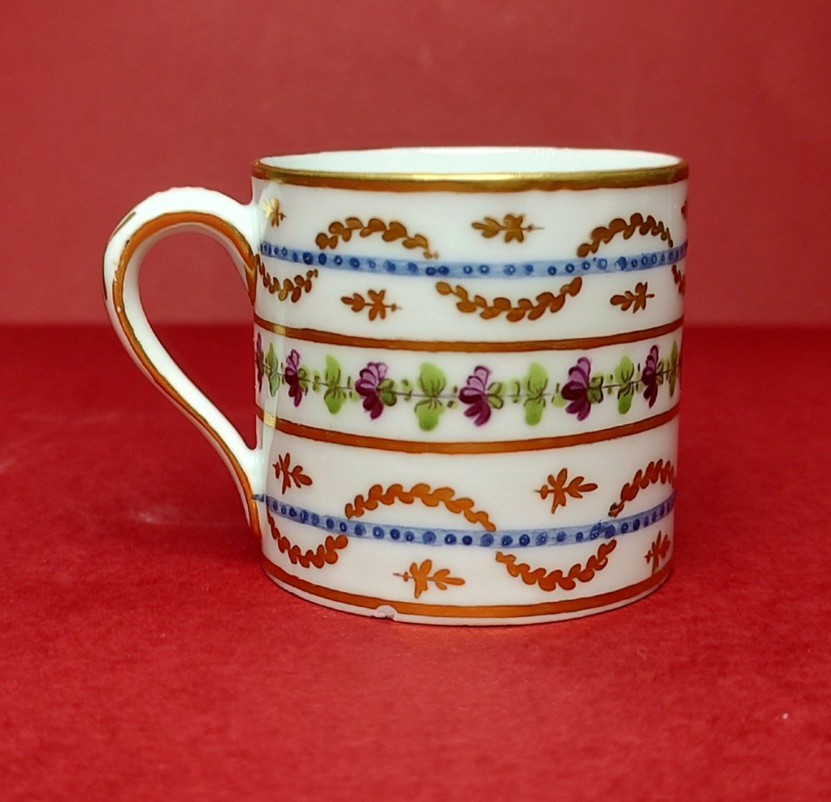 Manufacture à La Reine - Tasse Et Sa Soucoupe à Décors De Guirlandes De Feuillages. XVIIIe.-photo-4