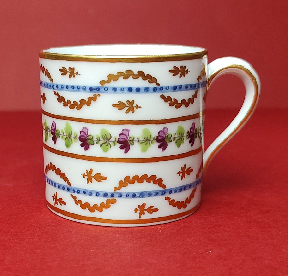 Manufacture à La Reine - Tasse Et Sa Soucoupe à Décors De Guirlandes De Feuillages. XVIIIe.-photo-2