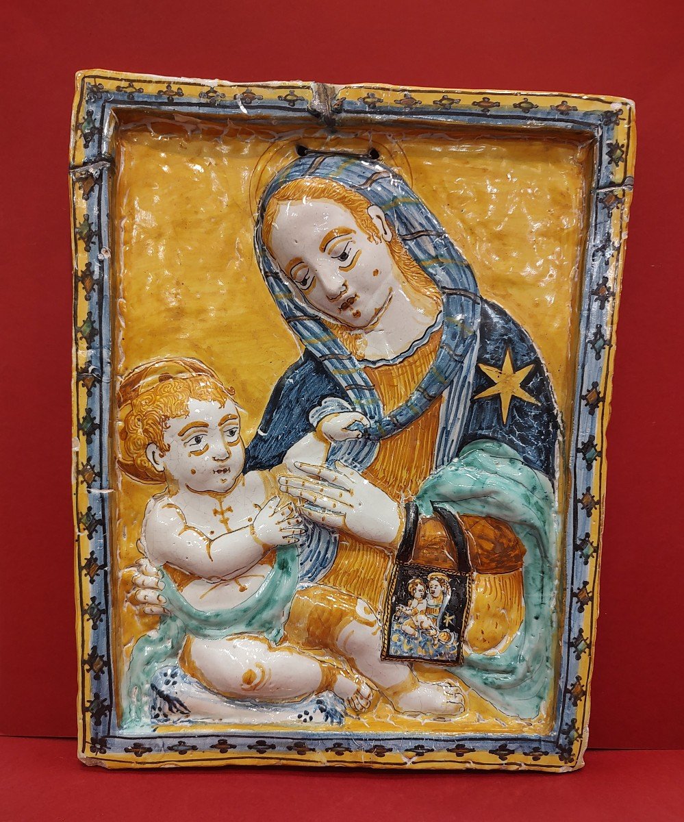 Deruta - XVIIe Siècle - Plaque à Décor d'Une Vierge à l'Enfant En Bas Relief.