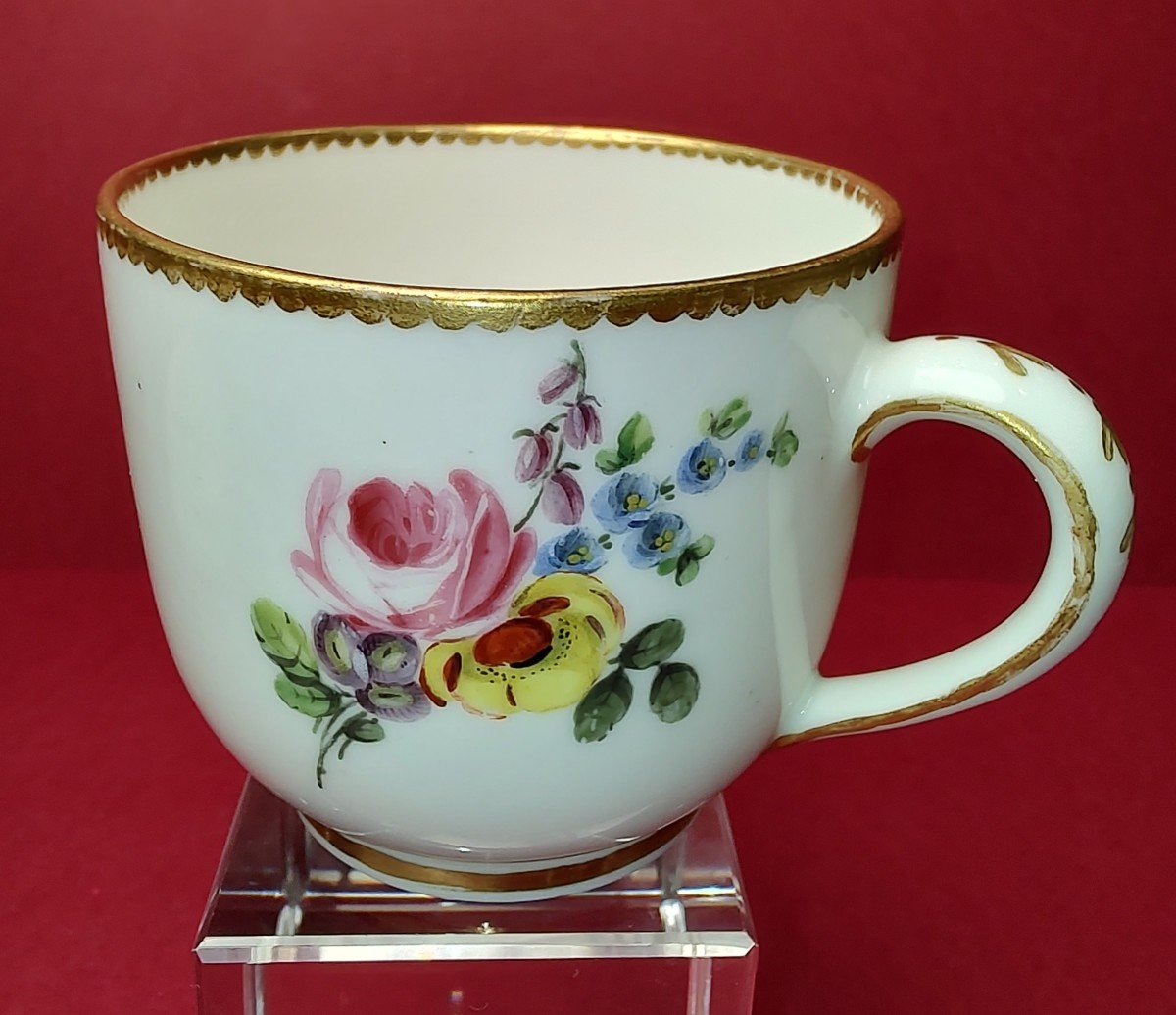 Manufacture De Sèvres - Tasse Et Une Soucoupe à Décor De Bouquets De Fleurs - XVIIIe Siècle.-photo-3