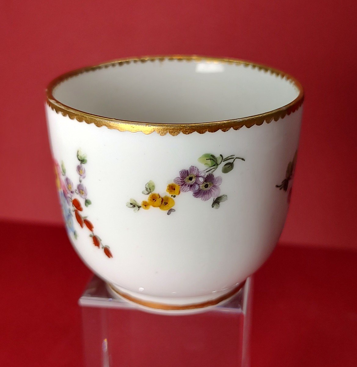 Manufacture De Sèvres - Tasse Et Une Soucoupe à Décor De Bouquets De Fleurs - XVIIIe Siècle.-photo-4