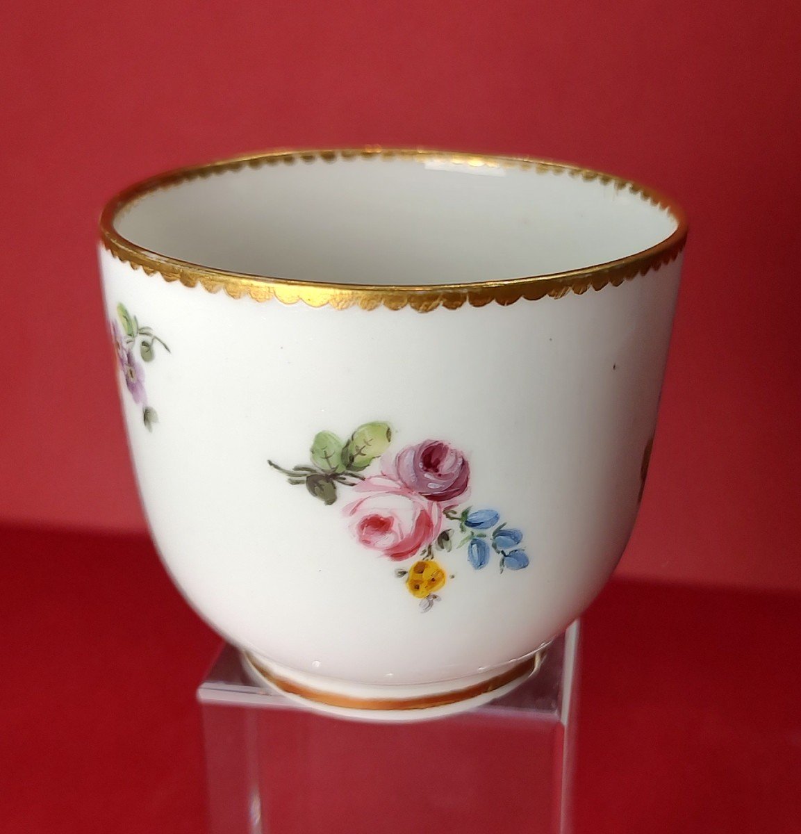 Manufacture De Sèvres - Tasse Et Une Soucoupe à Décor De Bouquets De Fleurs - XVIIIe Siècle.-photo-5