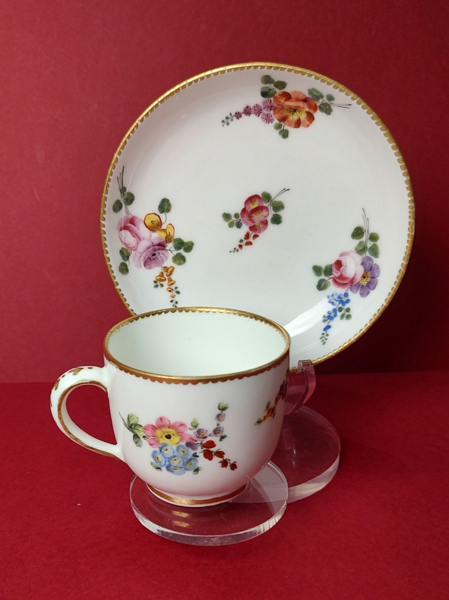 Manufacture De Sèvres - Tasse Et Une Soucoupe à Décor De Bouquets De Fleurs - XVIIIe Siècle.