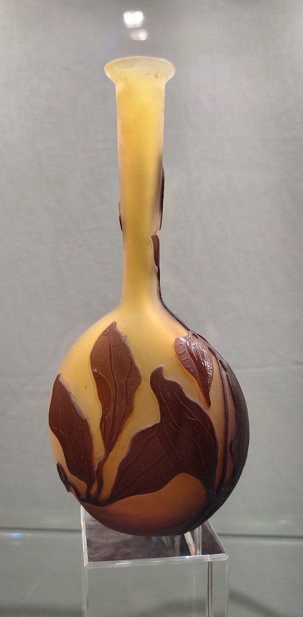 Etablissements Gallé (1904/1936) - Soliflore Vase Decorated With Leaves And Foliage.