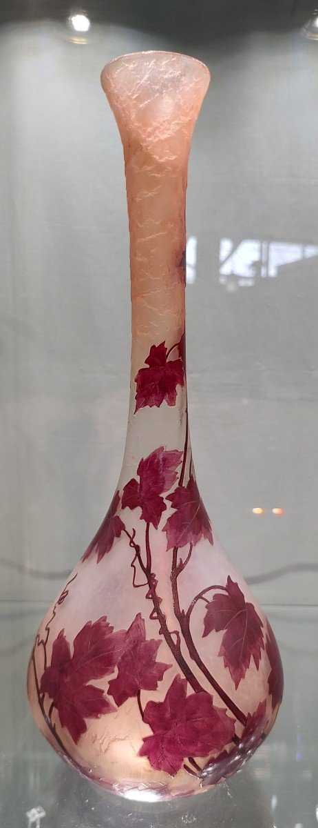 Legras - Début XXe Siècle - Vase à Long Col à Décor De Vignes De La Série "rubis"