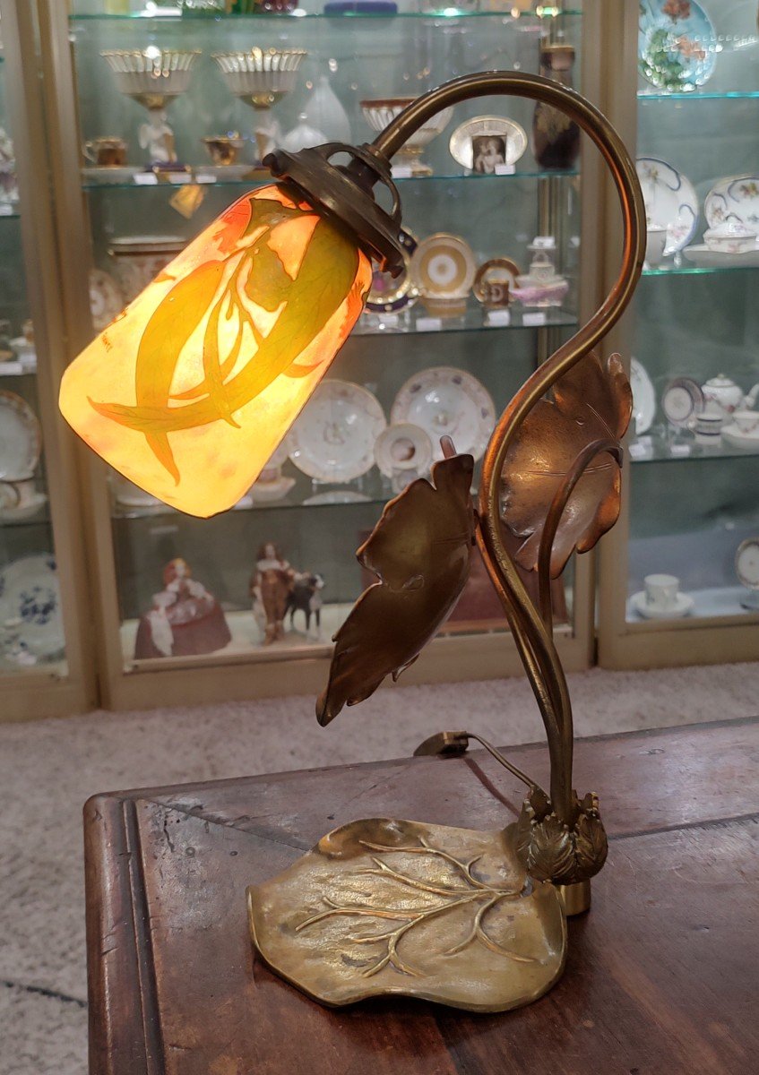 Daum Nancy - Lampe De Bureau En Bronze Doré Avec Une Tulipe Daum Nancy.-photo-2