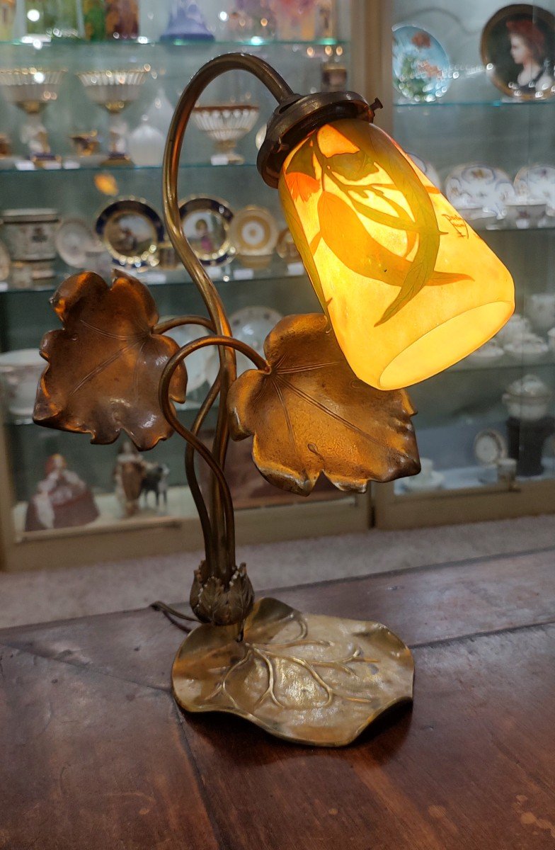 Daum Nancy - Lampe De Bureau En Bronze Doré Avec Une Tulipe Daum Nancy.