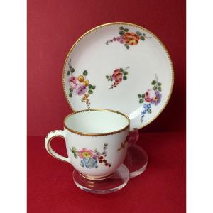 Manufacture De Sèvres - Tasse Et Une Soucoupe à Décor De Bouquets De Fleurs - XVIIIe Siècle.