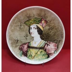 Théodore Deck (1823 - 1891) - Dish Decorated With A Portrait Of A Person In Medieval Attire.