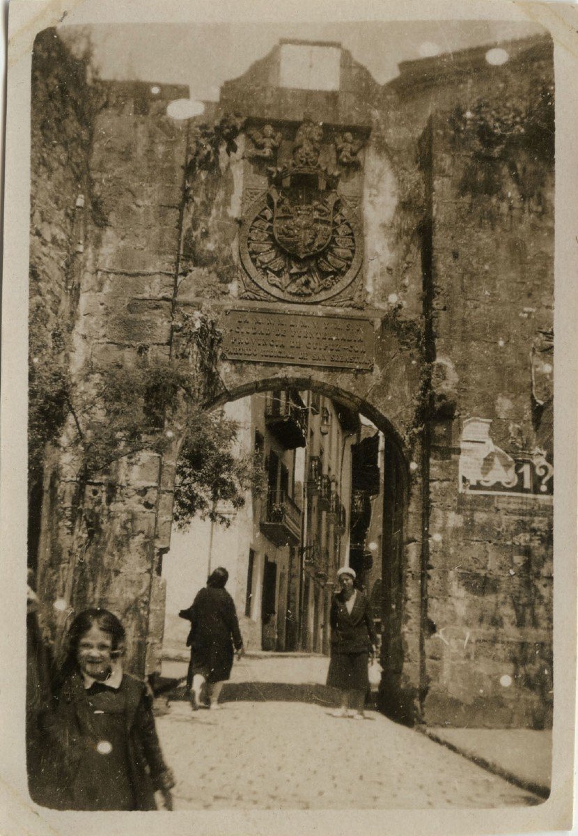 Robert Dessales-Quentin (1885-1958) Fontarrabie, la porte Santa Maria Pays Basque Espagne-photo-1