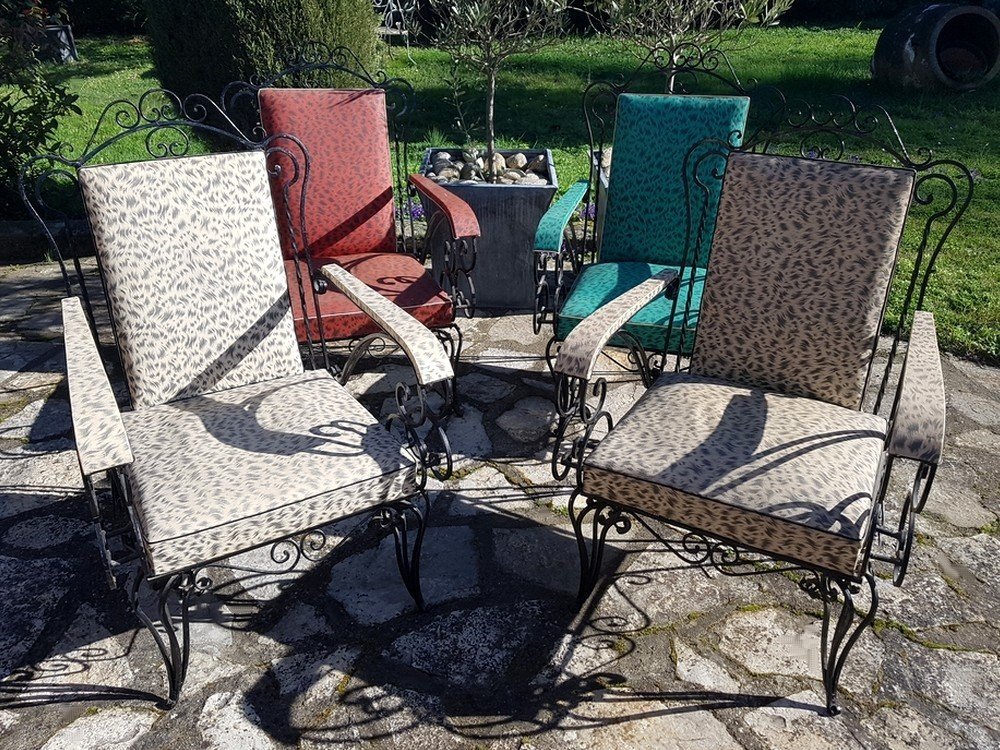 Serie de quatre fauteuils en fer forgé des années 50