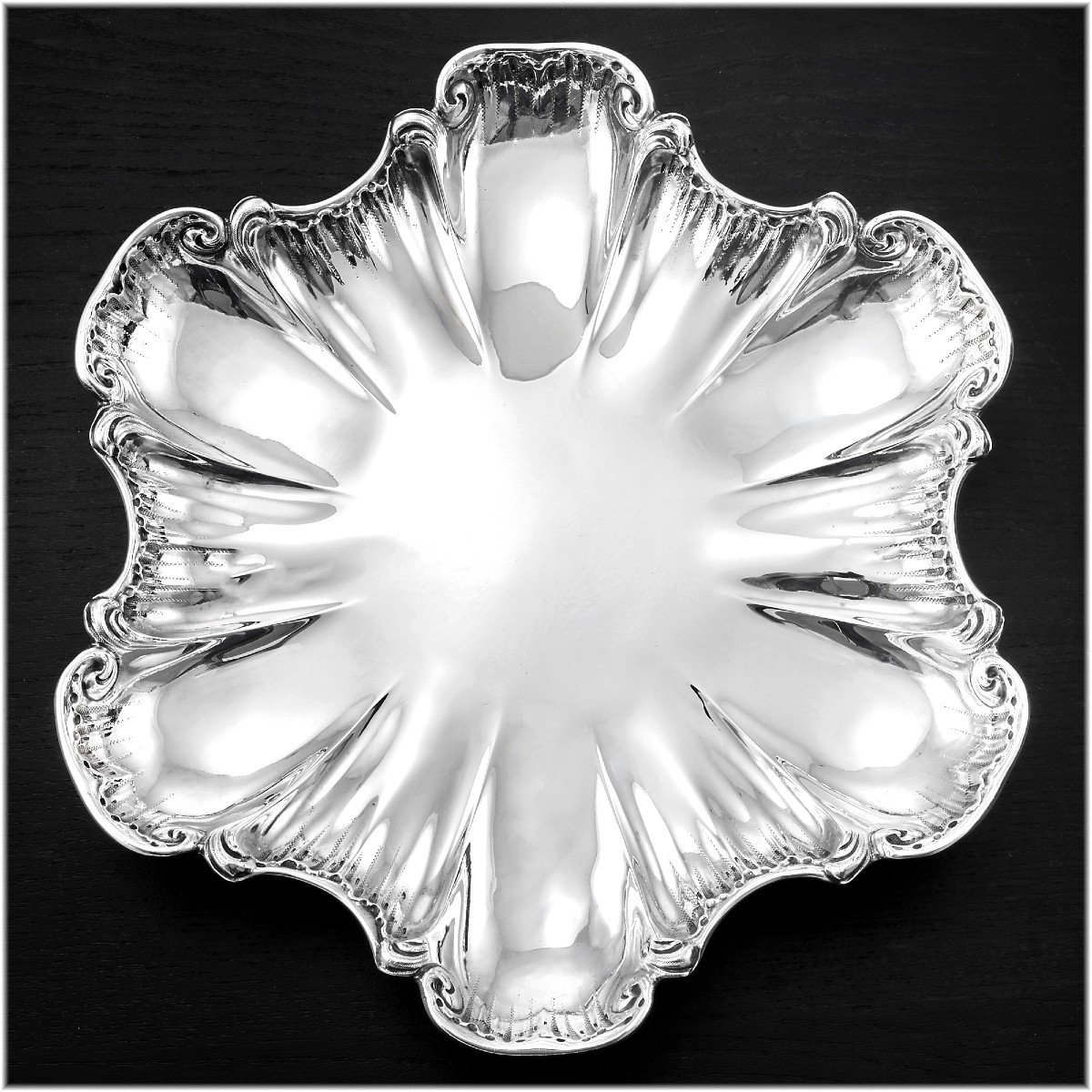 PUIFORCAT :  Présentoir Tripode Polylobé en Argent Massif Style Louis XV