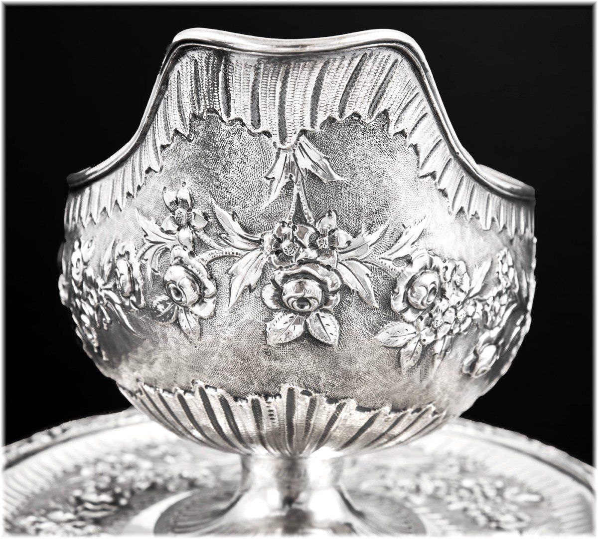 Seinques: Louis XVI  Style Sauceboat On Tray In Sterling Silver Decorated With Roses-photo-2