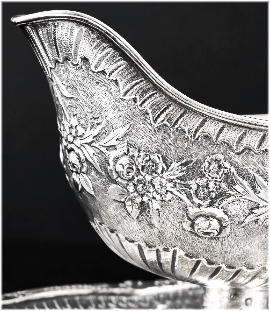 Seinques: Louis XVI  Style Sauceboat On Tray In Sterling Silver Decorated With Roses-photo-2