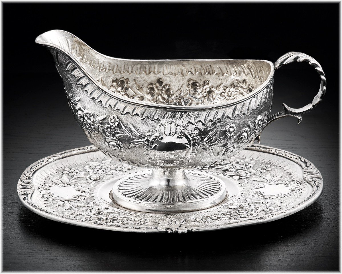 Seinques: Louis XVI  Style Sauceboat On Tray In Sterling Silver Decorated With Roses