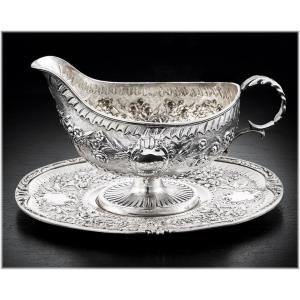 Seinques: Louis XVI  Style Sauceboat On Tray In Sterling Silver Decorated With Roses