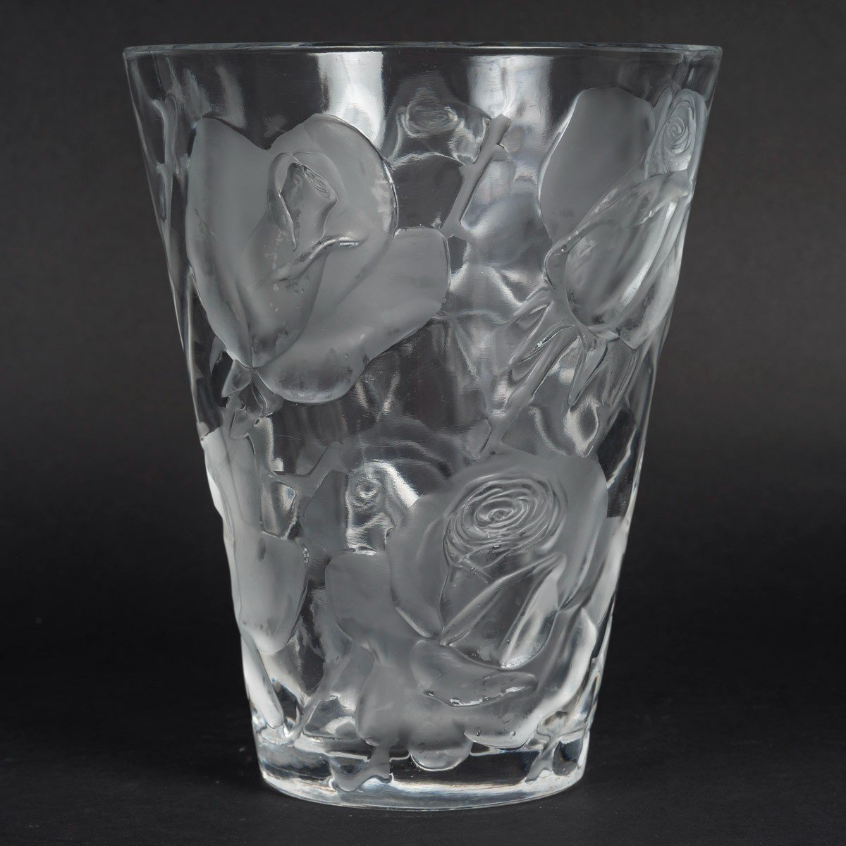 Maison Lalique France, Vase Model "ispahan"