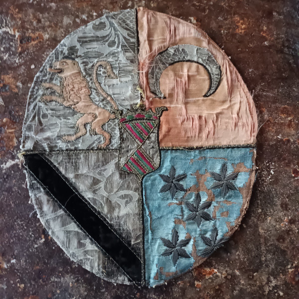 Two Embroidered Silk Medallions And Application Of Brocades Depicting Coats Of Arms 18th Century-photo-2