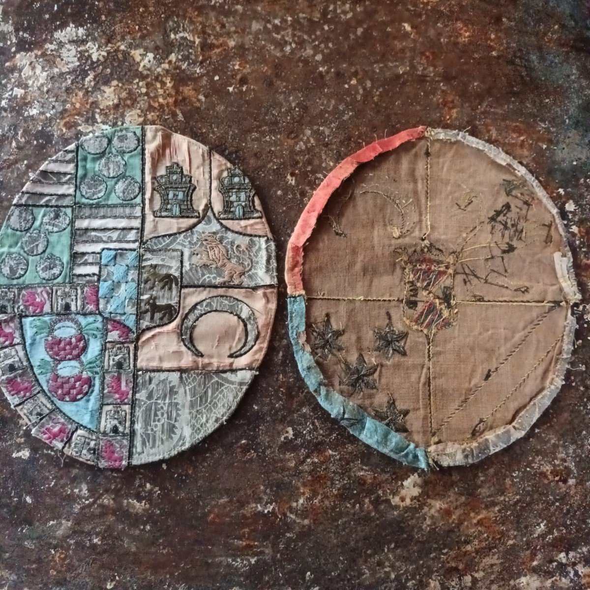 Two Embroidered Silk Medallions And Application Of Brocades Depicting Coats Of Arms 18th Century-photo-3