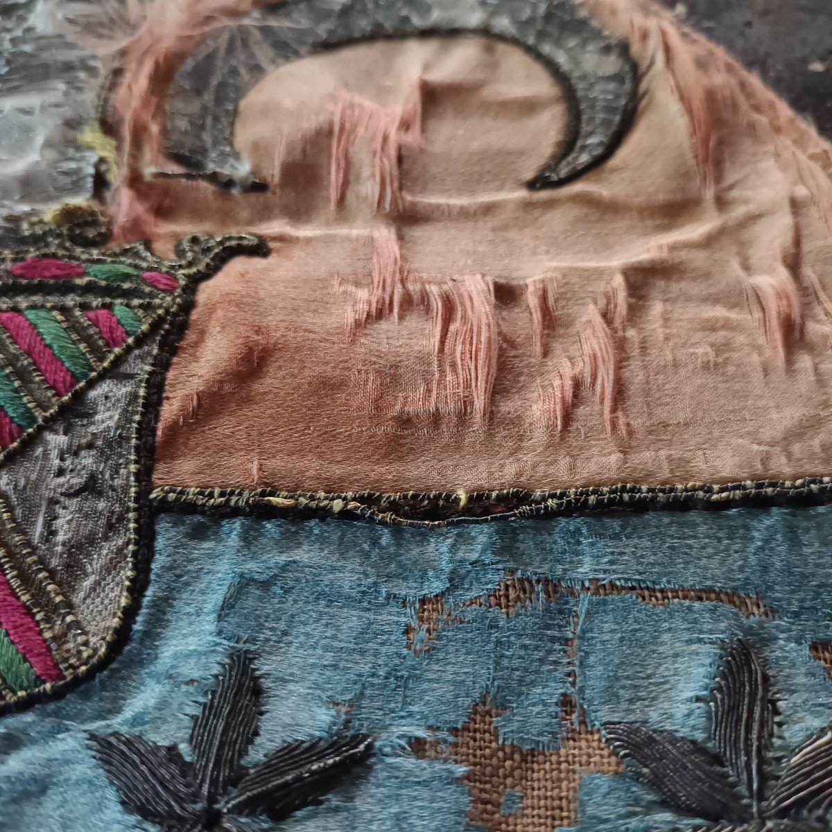 Two Embroidered Silk Medallions And Application Of Brocades Depicting Coats Of Arms 18th Century-photo-4