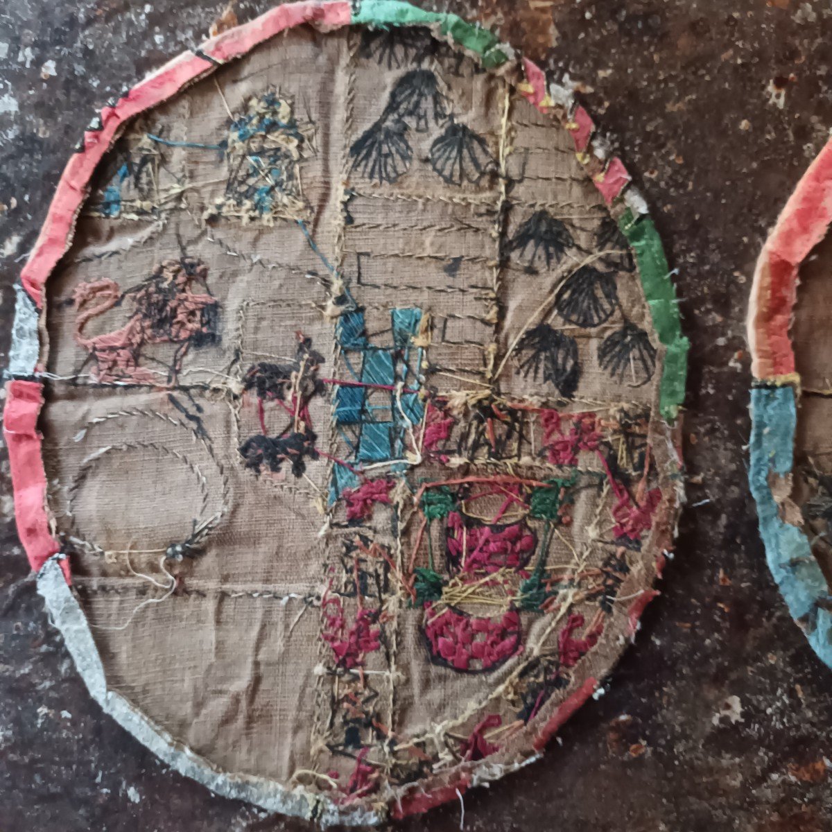 Two Embroidered Silk Medallions And Application Of Brocades Depicting Coats Of Arms 18th Century-photo-7