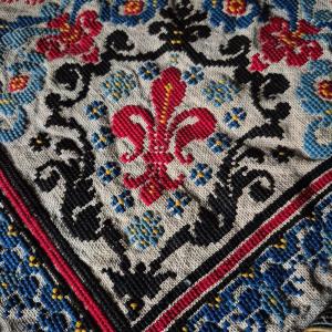 Tapis De Table  Brodé  De Fleurs  De Lys époque  19ème 